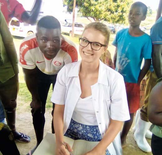 Všude tu pobíhají děti, slepice, kohouti, u chatrčí stojí na provázku přivázaná kráva či koza a toulaví psi tu rozhodně nemají takový relax jako ti naši evropští gaučáci.