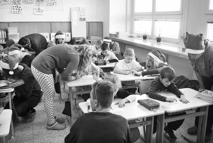 ANGLIČTINA Prvňáci už teď ví, kde Santa bydlí, jak se jmenuje jeho nejslavnější sob, jak dopravuje dětem dárky a hlavně, jak se vlastně Santa dozví, co si děti na Vánoce přejí.