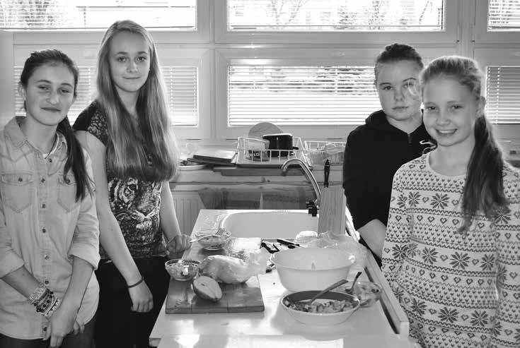 Jak jsme dělali ovocný salát! Nejdříve jsme si na internetu našli recept, který nám všem vyhovoval, sepsali jsme jej. Domluvili jsme se na tom, kdo donese ovoce.