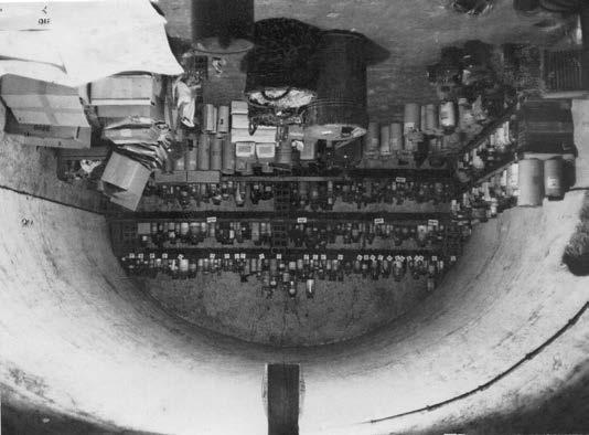 KAPITOLY Z HISTORIE HISTORIE STEROIDNÍ DIAGNOSTIKY U NÁS Obr. 2: Sklad chemikálií v mezipatře barokní budovy v 50. letech tem.