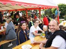 ZÁŘÍ VE ŠKOLNÍ ULICI. Strassenfest, nebo chcete-li slavnosti ulice, se nesl v duchu oslavy přátelství a dobrých sousedských vztahů.