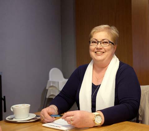 NA DÁRCOVSKOU NÁBOROVOU AKCI POZVALA SVÝCH PĚT KOLEGYŇ PANÍ ZDEŇKA NÁHLÍKOVÁ (54), KTERÁ CELÝ PROFESNÍ ŽIVOT ZASVĚTILA PRÁCI S KRVÍ PRO ZÁCHRANU LIDSKÉHO ZDRAVÍ A ŽIVOTŮ.