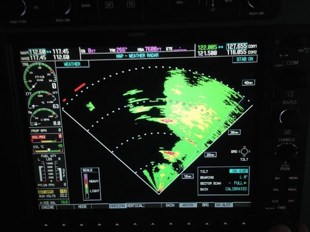 Ve spodní části radaru je možné vidět i odrazy fialové, způsobené s největší pravděpodobností letištními budovami.