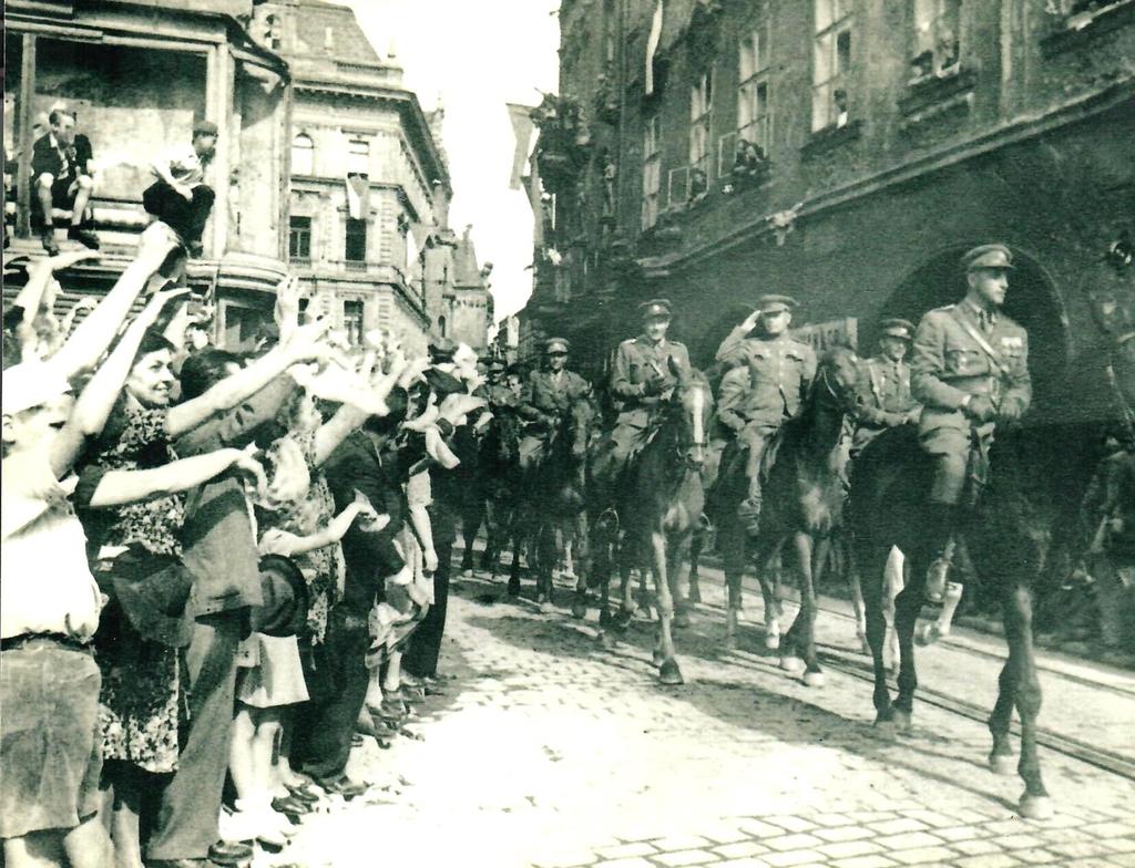 ZPRAVODAJ ŘÁD BÍLÉHO LVA Plukovník Selner vjíždí v čele 3. čs. samostatné brigády na Staroměstské náměstí při slavnostní přehlídce 17. května 1945. Generálporučík Ing. Jaroslav Selner (narozen 5.