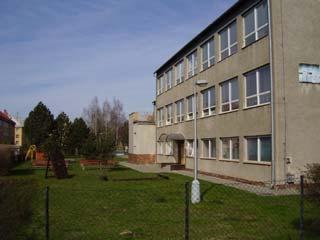 MATEŘSKÁ ŠKOLA Naše mateřská škola je pětitřídní, 4 třídy (Sluníčko, Motýlci, Květinky, Berušky) jsou v budově na Osadě míru, 1 třída (Krtečci) je na odloučeném pracovišti v Zábřehu.
