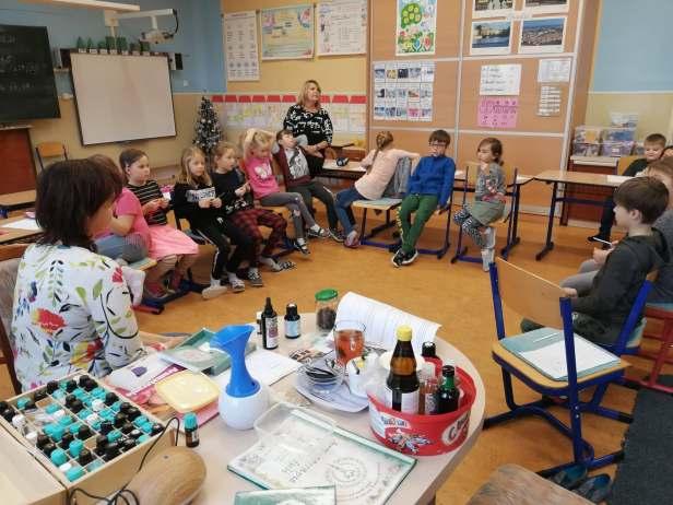 BESEDUJEME SE ZAJÍMAVÝMI LIDMI V rámci výuky se ve škole snažíme nabízet dětem také nadstandardní zážitky, které vedou k rozvoji jejich vědomostí a dovedností.