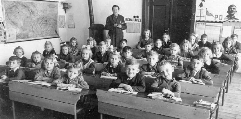 Učitel Oldřich Kosík se svými žáky ve školním roce 1953/1954 1. řada zleva (první řada lavic): Josef Bogner, Alena Šidlová, Bohuslava Břinková, Pavel Jiřikovský, Oldřich Kosík 2.