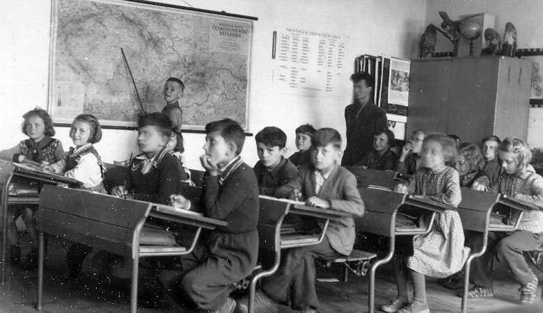 Ve třídě, r. 1955. S ukazovátkem u mapy Oldřich Kosík ml. Řídící uči