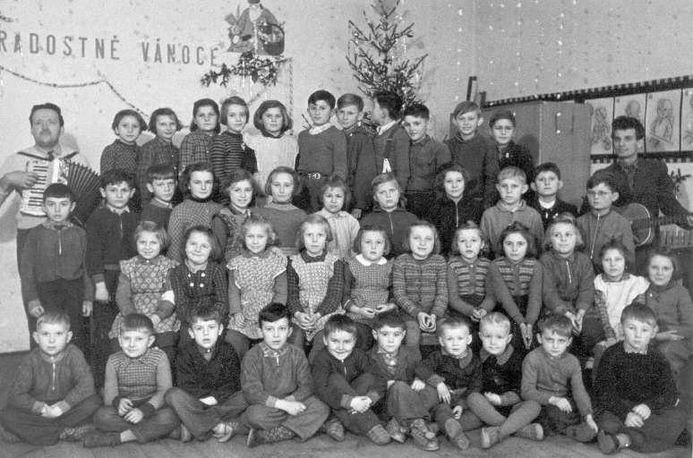 tel Josef Kylián ve školním roce 1956/57 Horní řada zleva: s. uč.
