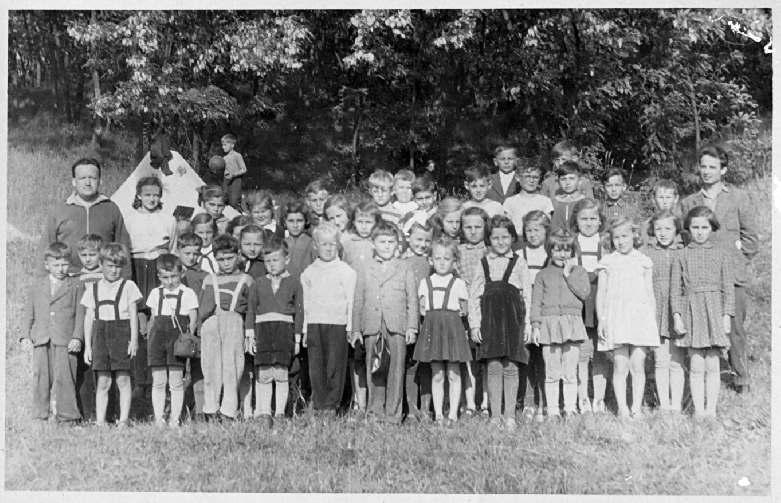 Řídící učitel Oldřich Kosík a učitel Josef Kylián ve školním roce 1957/58, ročníky 1947-1951 Dolní řada zleva: Pavel Kaplan, Sláva Vilím, František Daňhel, Ludvík Hladík, Stanislav Daňhel, Přemysl