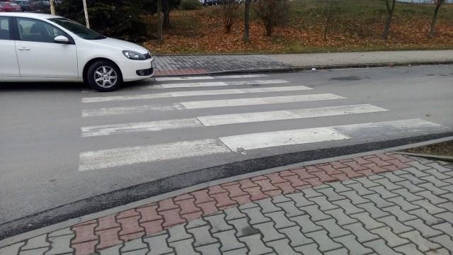 Komunikace pro pěší Chodníky jsou převážně tvořeny zámkovou dlažbou, v šířce minimálně 1500 mm a se sklonem netvořícím překážku.