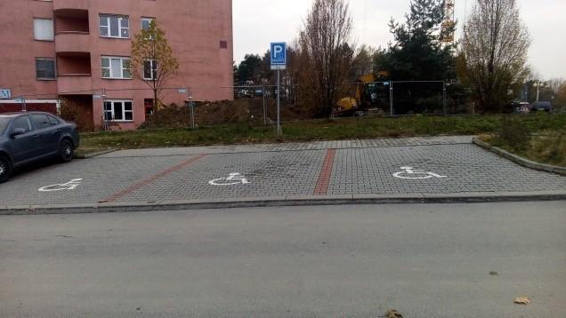 odhad, stání nejsou vyznačena). Celkově tedy může u Fakultní nemocnice zaparkovat 334 automobilů a 13 držitelů průkazu ZTP. To je ovšem, dle osobní zkušenosti, nedostatečný počet.