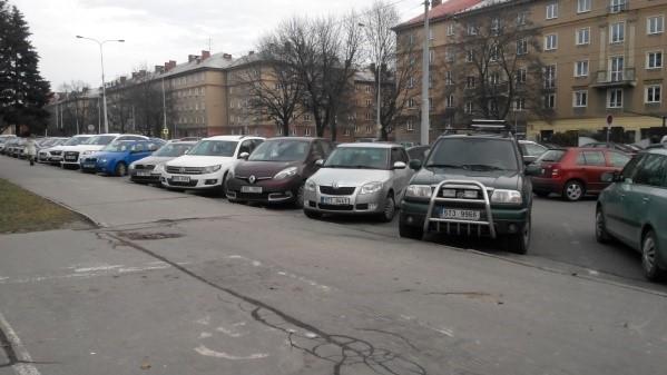 17 - Parkovací plocha před Poliklinikou U staveb pro obchod, služby a zdravotnictví musí být parkovací plochy doplněny o vyhrazená stání pro osoby doprovázející dítě v kočárku v minimálním