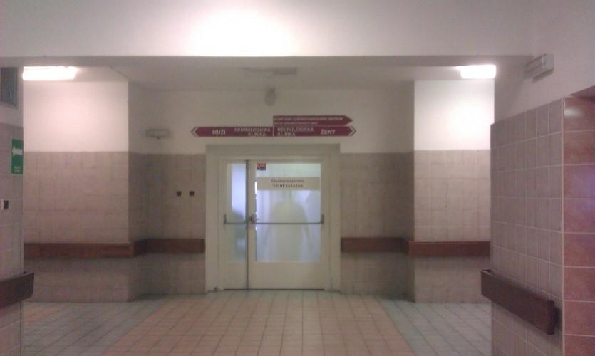 V kleci výtahu jsou tlačítka ovladače vystouplá oproti okolí alespoň o 1 mm a na pravé straně od nich je příslušná informace v Braillově písmu.