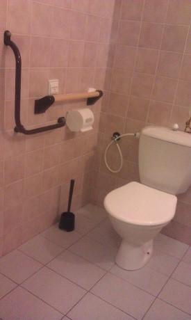 Část B má dveře po obou stranách opatřené madlem ve výšce 900 mm. Na pravé straně od vstupních dveří se nachází zvonek a interkom.