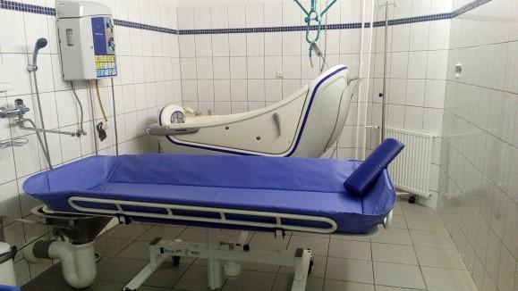 Je v ní umístěno jak sklopné sedátko a madla umožňující užití osobami na vozíku tak výlevka pro napojení na sprchovací vozík. Na tomto oddělené je také možnost užití vany.