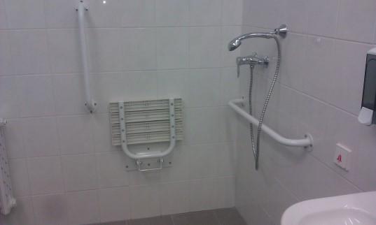 Signalizační nouzové tlačítko je umístěno jak u záchodové mísy, tak u umyvadla. Ovšem ani jedno z nich není v dosahu z podlahy a to nejvýše 150 mm nad podlahou. Obr.