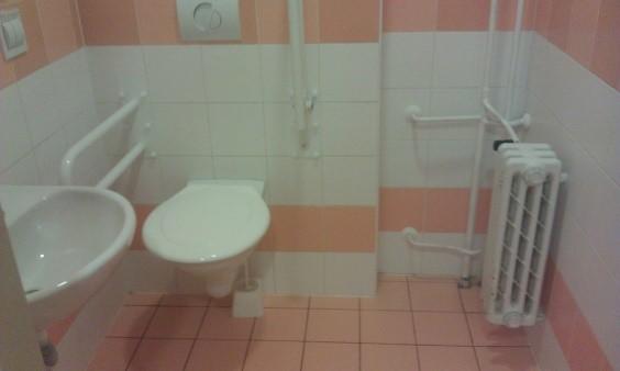 Například posuvné dveře na WC. Na oddělení se nachází pouze výtahy pro personál.
