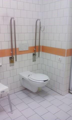 Horní hrana umyvadla se nachází ve výšce 810 mm, tedy přesahuje o 10 mm doporučenou výšku. Nad umyvadlem je opět sklopné zrcadlo, jehož páka v horní poloze je ve výšce 1200 mm.