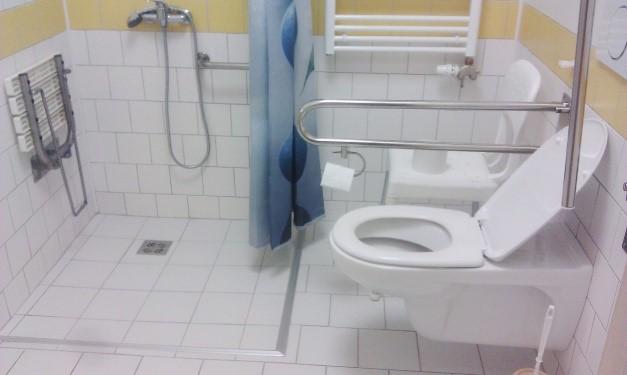 50 - WC v místnosti se sprchou Obr. 51 - Umyvadlo se sklopným zrcadlem Sprcha u pokoje Zde se jedná o otevřenou plochu, která je od ostatního prostoru oddělená pouze závěsem.