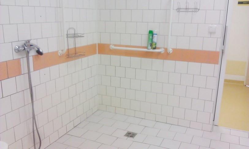 V otevřené sprchovací ploše není sedátko, proto je určena pro sprchování na sprchovacím vozíku nebo lehátku.