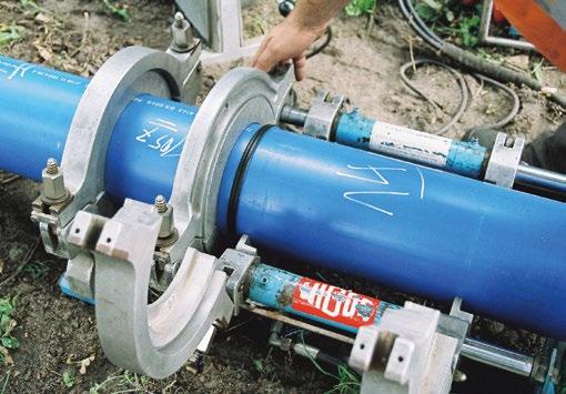 Svařování PE potrubí Porovnání svařování elektrotvarovkami a metoou na tupo Výhoou svařování metoou na tupo je nevelké navýšení vnějšího průměru v místě svaru.
