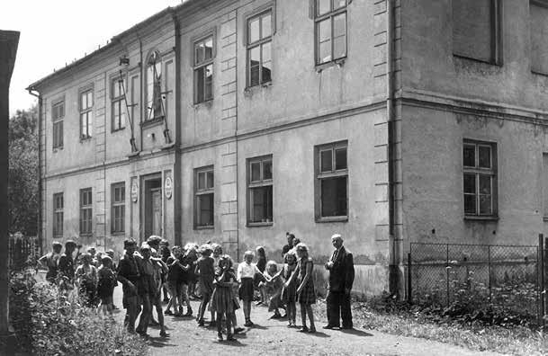 Kromě úřadu je v objektu společenský sál, kuchyně, knihovna, ordinace zubního a praktického lékaře.
