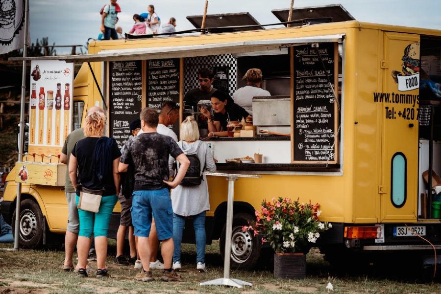 NAŠE PROJEKTY DEJ SI FOOD Dej si FOOD je koncept, který lidi spojuje. Atmosféra, kterou tvoje město ještě nezažilo!