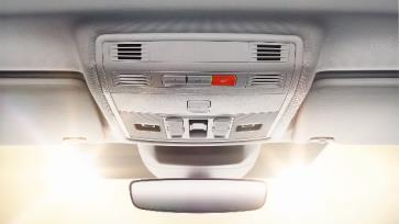 regulace sklonu světlometů / Ozdobné lišty a těsnění oken černé / Osvětlení vnitřního prostoru se spínačem otevřených dveří / Vnější zpětná zrcátka a vnější kliky lakované v barvě vozu / Vrstvené