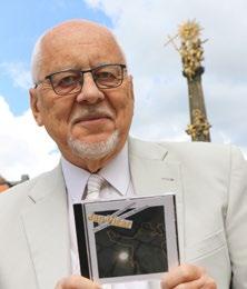Nádherný lustr podle návrhu šperkařky a sochařky Evy Bočkové, který je téměř půlstoletí ozdobou hlediště spustili divadelní technici na začátku prázdnin dolů a současně začali opravovat štuky, čistit