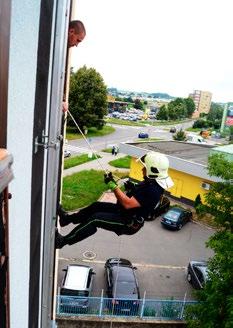 ukázku hašení a pěnovou koupel soutěž v požárním útoku