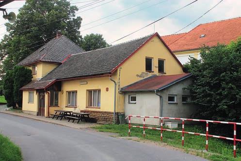 První je stávající prostory hasičárny a hospody rekonstruovat a pokusit se o jejich zvětšení. To by však bylo možné pouze zvýšením objektu, protože budova je vtěsnána mezi kostelní zeď a silnici.