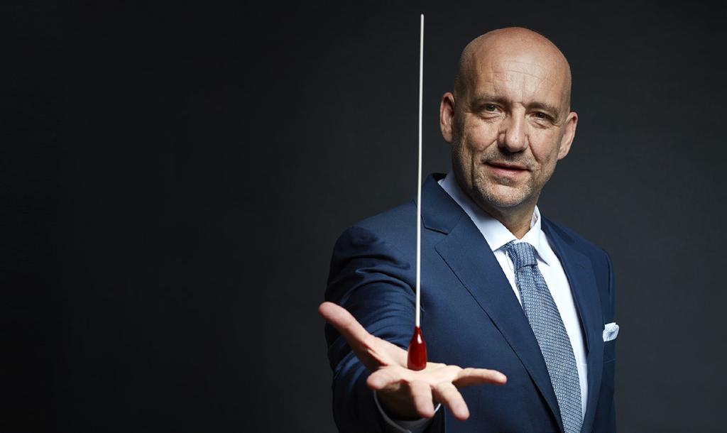 EMMANUEL VILLAUME PROLOMIT TICHO Hudební ředitel a šéfdirigent PKF Prague Philharmonia Emmanuel Villaume se v sezoně 2020 2021 vrací do Metropolitní opery v New Yorku (Romeo a Julie), Lyric opera v