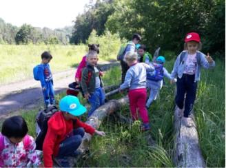 společně s dětmi připravili zeleninu na domácí - školkovou bramborovou polévku. V tomto čase naši cirkusoví umělci (zaměstnanci školy) připravili pro dět - Stopovanou po obci Bukovno.