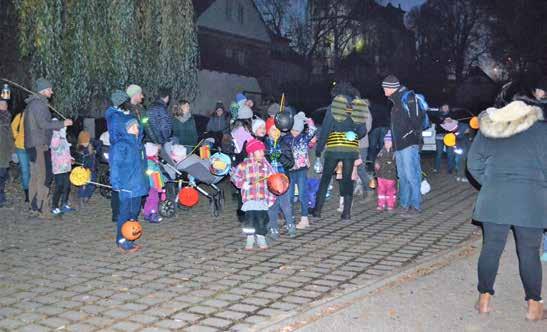 listopad Dominika Rýparová foto: archiv Matek na tahu P růvod pestrobarevných lampionů, světelná stezka odvahy, kvíz znalostí o naší historii, prskavky, česká hymna i malý ohňostroj, to všechno