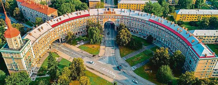 Místostarostka podotkla, že dokud měl dům větší počet vlastníků, byla jednání o rekonstrukci složitá a nedařilo se Poruba připravuje rekonstrukci kulturní památky Oblouku, významné stavby ve stylu