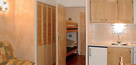 (cca 23 m 2 ) (cca 40 m 2 ) (1 místnost) Obývací pokoj s rozkládací pohovkou nebo 2 samostatnými lůžky, vybavený kuchyňský kout, koupelna, WC.
