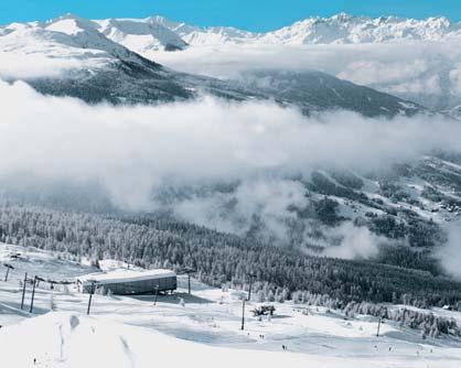 Je zde překrásný výhled na nejvyšší horu Alp Mont Blanc. Les Arcs nabízí výběr od skromného až po nejluxusnější ubytování.