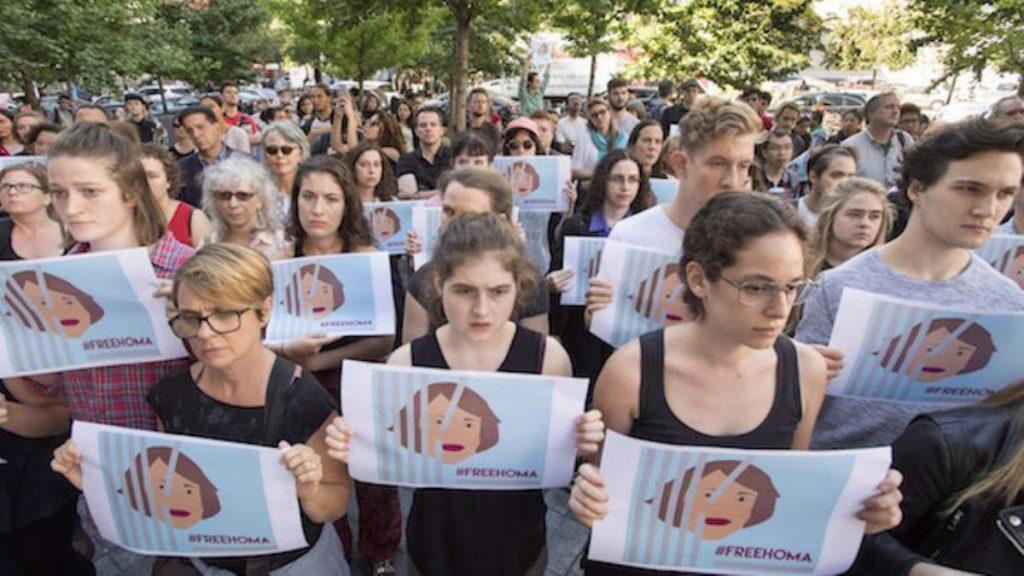 Ještě stále je za co bojovat demonstrace v Montrealu roku 2016 za Homu Hoodfar, kanadskou univerzitní profesorku vězněnou v Íránu za feminismus. Jenže i feministický postoj má také své meze.