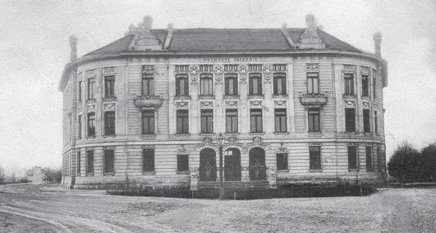 Minulostí naší vysoké školy (5) Budovy Pedagogického institutu v Hradci Králové Své sídlo získal Pedagogický institut v Hradci Králové v budově původně též sloužící vzdělávacím účelům.