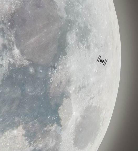 OKNO DO VESMÍRU Měsíc a mezinárodní vesmírná stanice ISS Foto: Andrew McCarthy Zdroj: ESERO Česká republika Ačkoliv Měsíc nemá atmosféru, skrývá se na něm množství