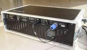 Dále je zapotřebí zajistit propojení zesilovače Power Amplifier 2716 (Obrázek 154 modrý bajonet vpravo) se zdrojem zvuku Omni Power 4296 (Obrázek 156) nejtlustším kabelem s bajonetovými koncovkami.