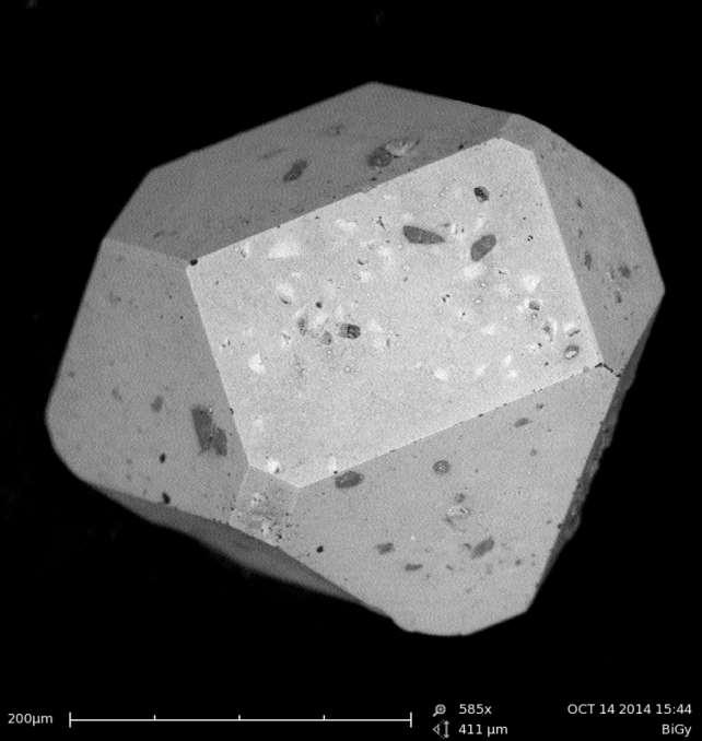 Díváte se na umělý diamant. Jeho velikost je asi 0,3 mm. Používají se při výrobě brusných kotoučů.