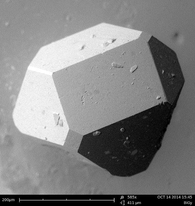 Tentýž krystal umělého diamantu zobrazený v režimu TOPO, tedy v