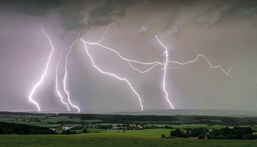 PAVEL CAJTHAML, FOTO: MILOŠ ŠÁLEK, LUKÁŠ RONGE Kdy jste začal lovit bouřky? Bouřky mě fascinovaly už od dětství. Od mala mě zajímala elektřina, vysoké napětí... no a blesky, to je vysoké napětí.