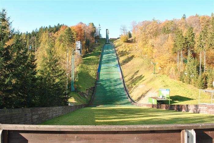 objekty, např. krytý bazén, aquapark, sportovní hala, tenisové kurty, jízdárna, zimní stadion, bowling, squash, turistické stezky, cyklotrasy a mnoho dalších.