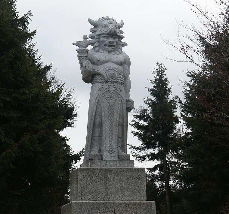 Socha pohanského boha Radegasta je realizována v umělém kameni, vysoká přes 3 m a umístěna na turistické trase Pustevny Radhošť. Autorem je akademický sochař Albín Polášek.