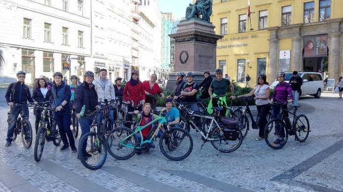 Vyjížďka 2. na elektrokolech po pražské infrastruktuře pro bezmotorovou dopravu Charakter aktivity: terénní exkurze s využitím dopravního prostředku čisté mobility.