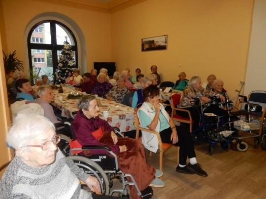 zábavné činnosti, výtvarná činnost, procházky a pobyt venku, pečení a vaření, zvelebování zahrady, čtení na pokračování, klub