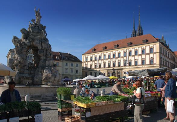 Porto má nejstarší tramvajový provoz na Pyrenejském poloostrově, v současnosti je využívána jen turistická trať na nábřeží řeky Doura.